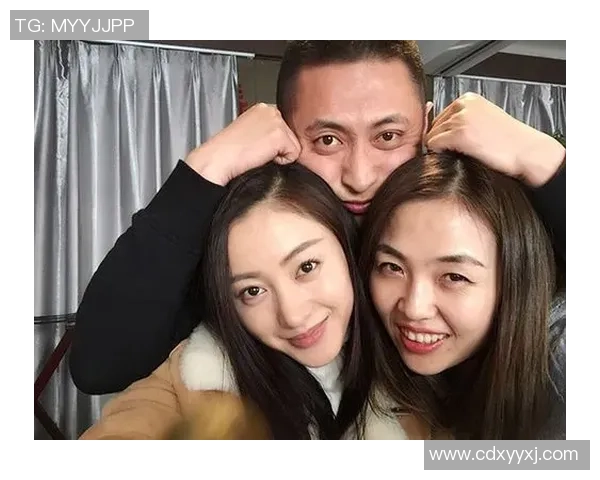 老一代足球明星与家人温馨合影展现经典家庭魅力